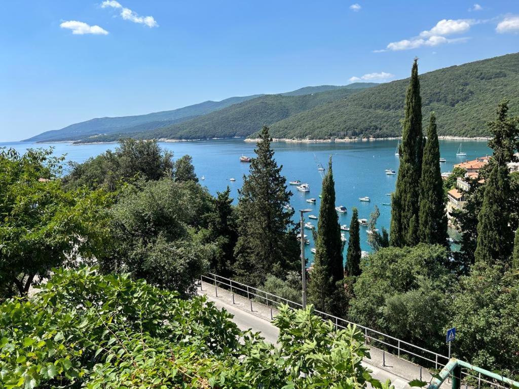 Apartment Near The Sea 650 Rabac Bagian luar foto